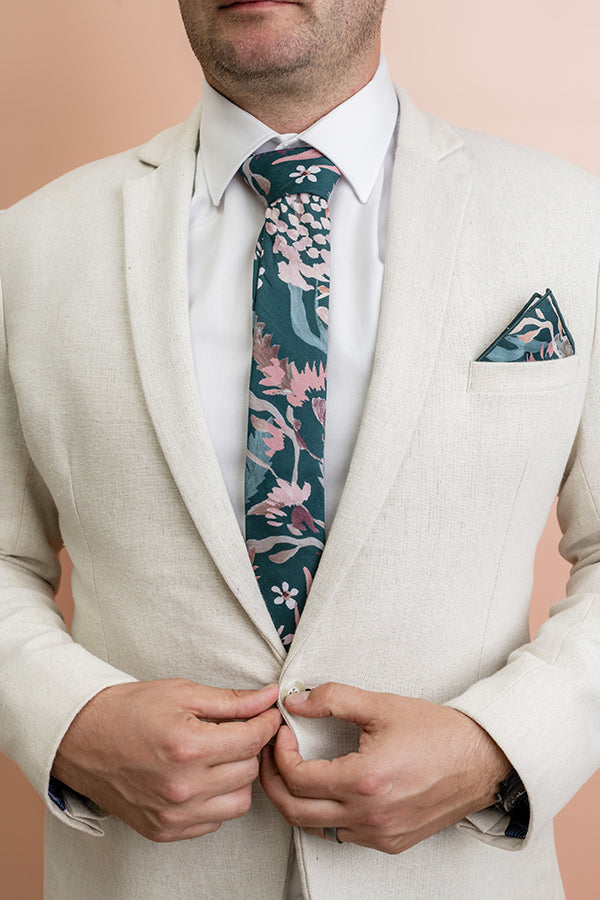 Cotton tie with a striking botanical print, combining detailed foliage and plant motifs for a unique and elegant look